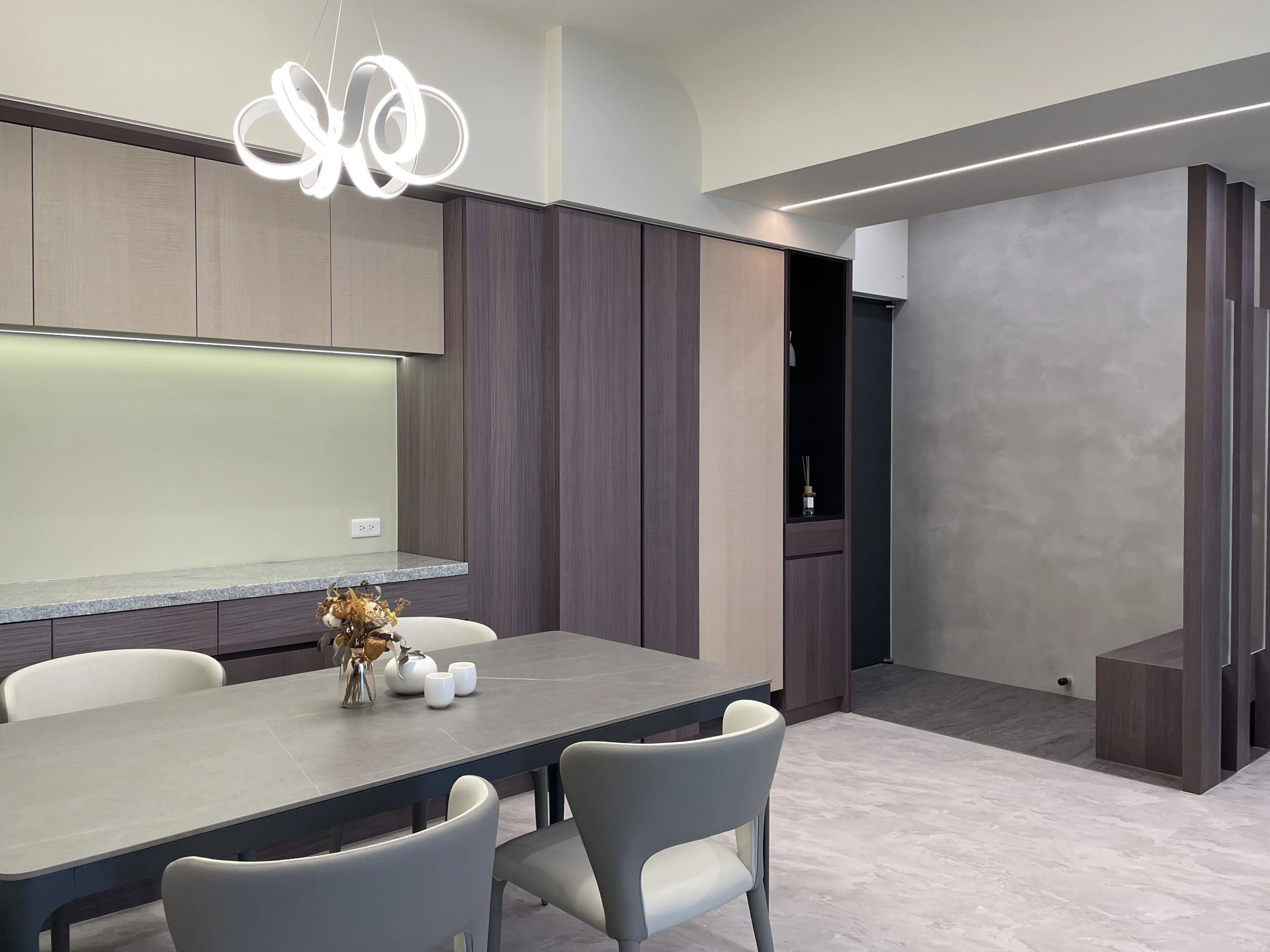 現代風室內裝修,高質感設計風格,融合木質與石材元素