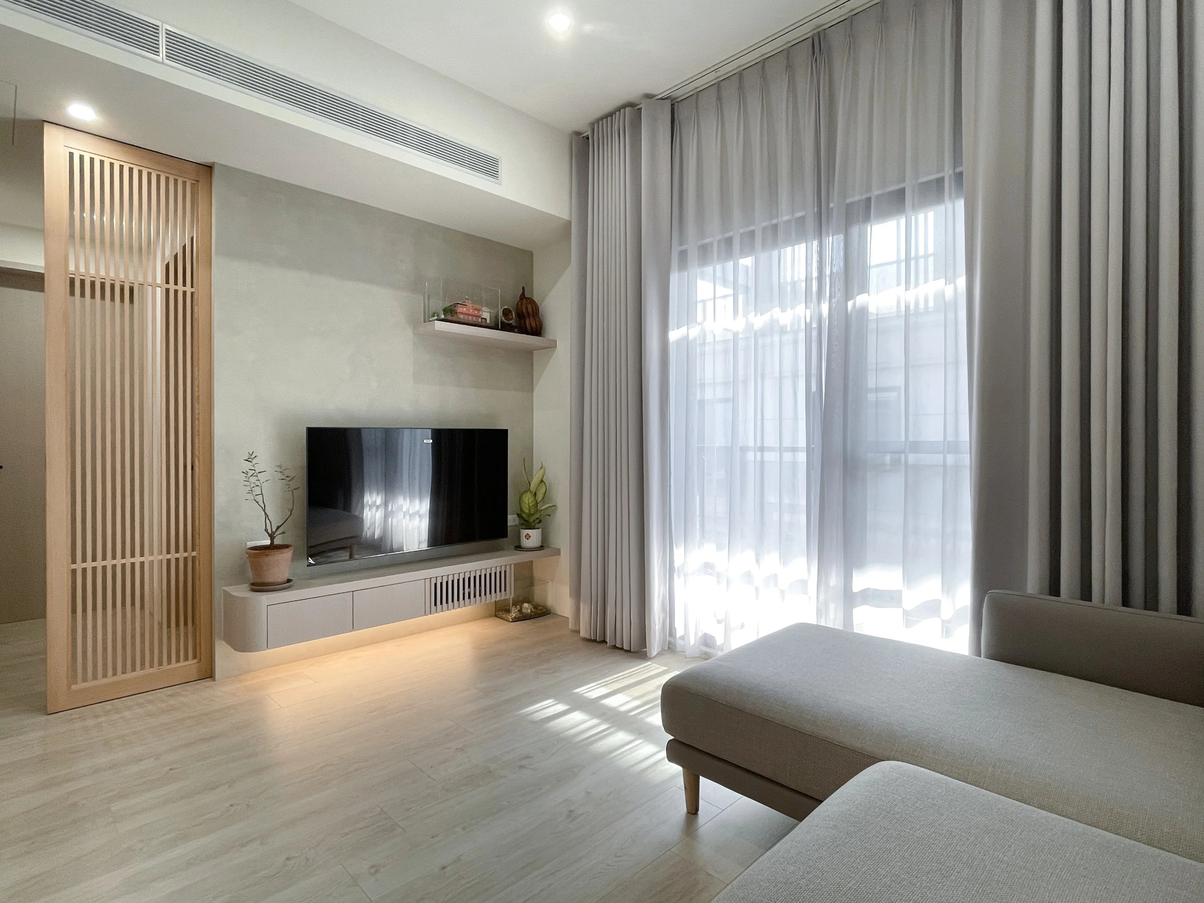 無印風設計自然光大面積窗戶引入,搭配木質地板與米色牆面,展現寧靜氛圍